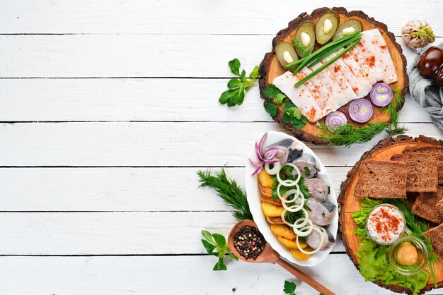 Zestaw kolorowych potraw na stole