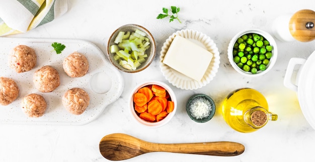 Kolorowe składniki i miski